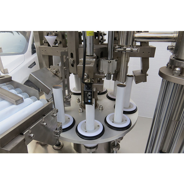 Automaatne kinga poleerimisega pehmete torude täitmise tihendusmasin