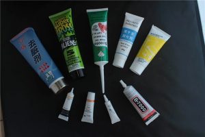 Ultraheli tihendav kosmeetikatorude täitmise masin